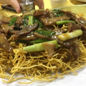 chow mein de puerco asado con fideos fritos.