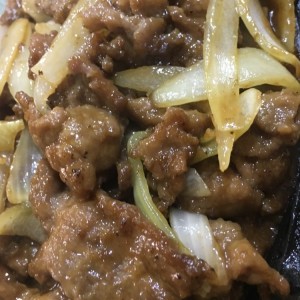 Carne encebollada a la plancha.