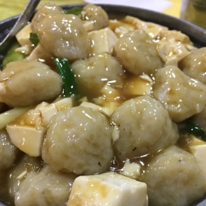 Cazuela con tofu y bolitas de pescado.