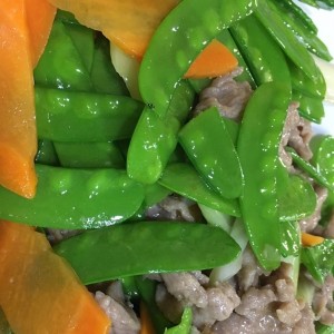 Carne con guisantes verdes