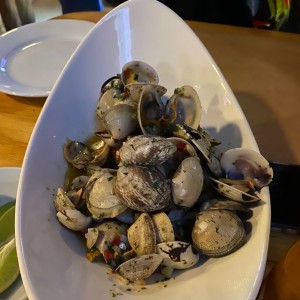 Almejas al ajillo