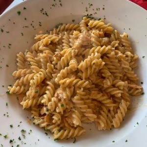 fusili de salmon en salsa rosada