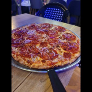 Pizza guanciale, peperoni y cebolla