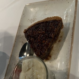 Pastel de nuez con helado de vainilla