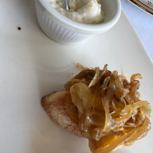 Calamar con cebolla caramelizada