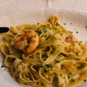 Fetuccini con langostinos al oleo