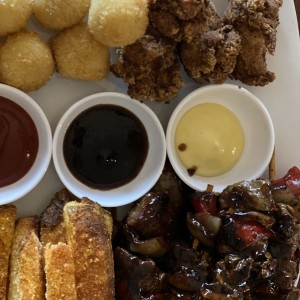 Mixto de carnes, queso, papas