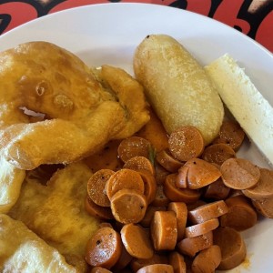 Hojaldre, salchicha guisada, carimañola y queso blanco