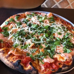 Pizza de salmon y rugula
