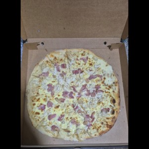 Pizza de pollo y tocino en salsa blanca 