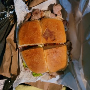 emparedado pierna con salami