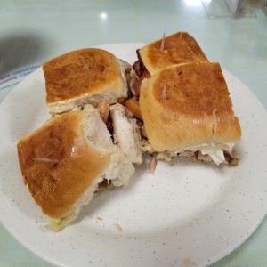 emparedado tocino y pierna