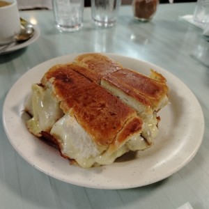 Emparedado chuleta con mozarrella