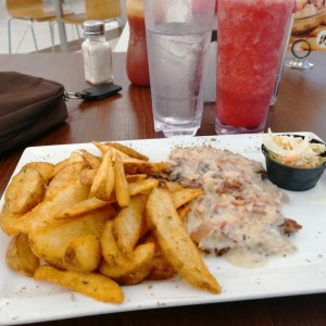 medallones con papas wedge y licuado de fresas.