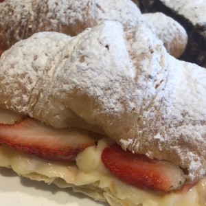 Croissant de fresa y crema