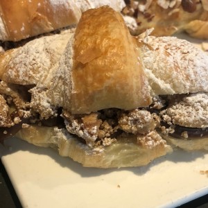 Croissant de dulce de leche con galleta