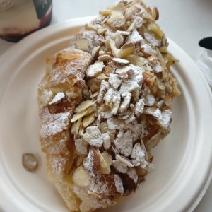 croissant de almendra y crema