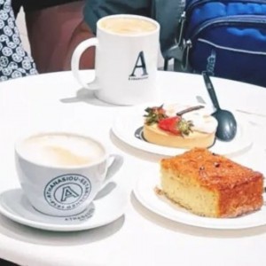 dulce tartaleta limon y cafe latte y cafe machiato