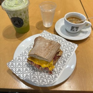 Pastrami de la casa y cafe Expresso
