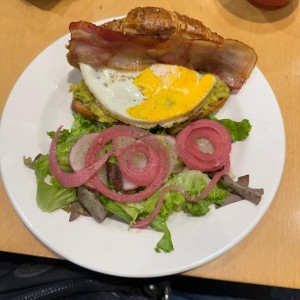avocado croissant huevo frito