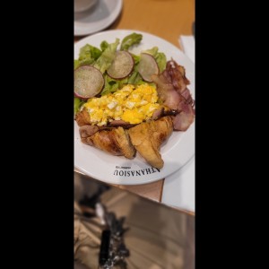 avocado croissant