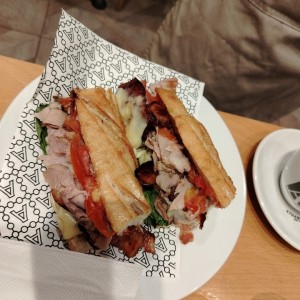 Emparedado pernil