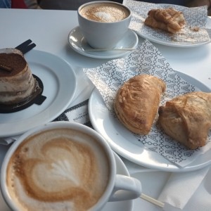 Empanadas y capuchino