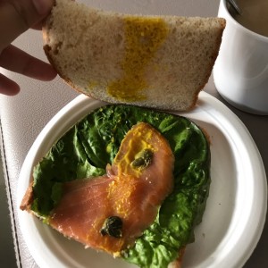 emparedado de salmon ahumado