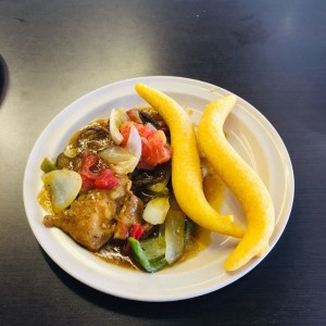 Bistec de carne y pollo con almojabanos