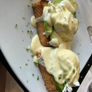 Benedictos en Tostadas con Aguacate