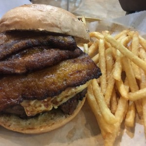 Hamburgesa de Carne, huevo, queso frito y tajadas. ?