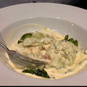 Ravioloni relleno de burrata y tomates secos