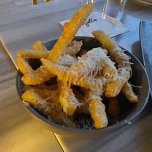 Papas francesas con perfume de trufas y Granna Padano