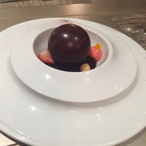 Bola de chocolate con helado adentro