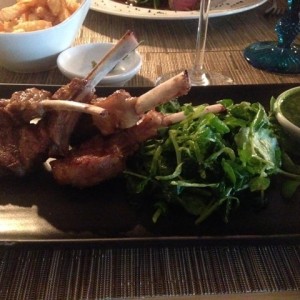 chuletas de cordero con chimichurri de menta y papas fritas trufadas