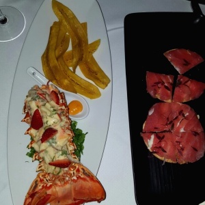 Para Picar - Tuna Pizza y ceviche de langosta
