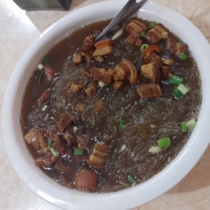 Sopa de puerco con fideo transparente