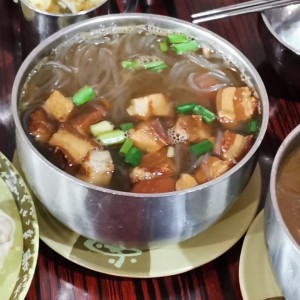 Sopa de fideos transparente de puerco