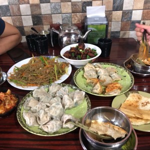Delicioso, mucha variedad! Fideos, Gyeopsas, Hojaldras, Kimchi y Carne ?