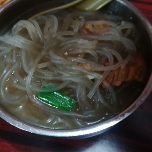 Sopa de fideos transparentes con puercl