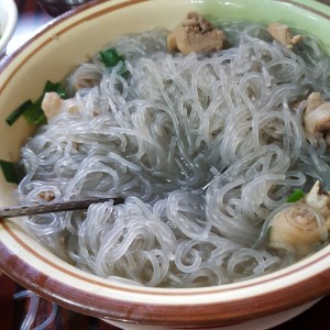 sopa de gallina con fideos transparentes