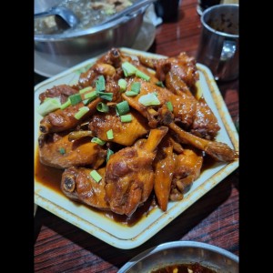 Alas pollo en salsa soya rojos
