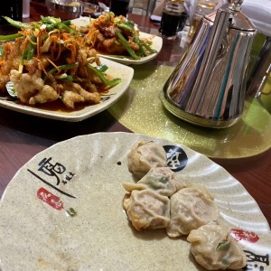 Puerco agridulce y gyosas de puerco