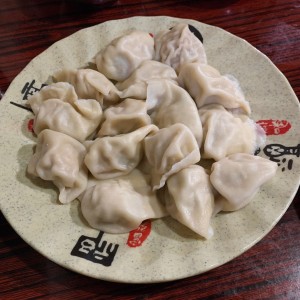 Dumplings hervidos de puerco con puerro