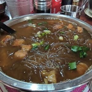 Sopa de puerco con fideos transparentes