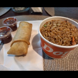 Delicias Tradicionales - Arroz Frito Oriental y rollito de vegetales