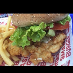 hamburguesa de pollo con aguacate y salsa ranch