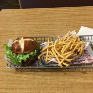 Chicago burger + papas fritas
