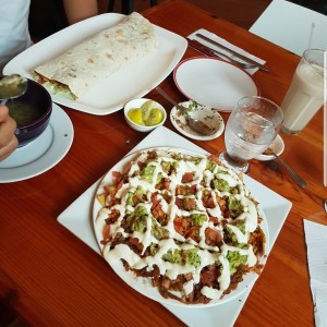 Nachos y Burrito
