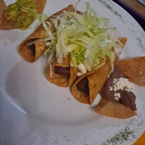 Tacos fritos de puerco